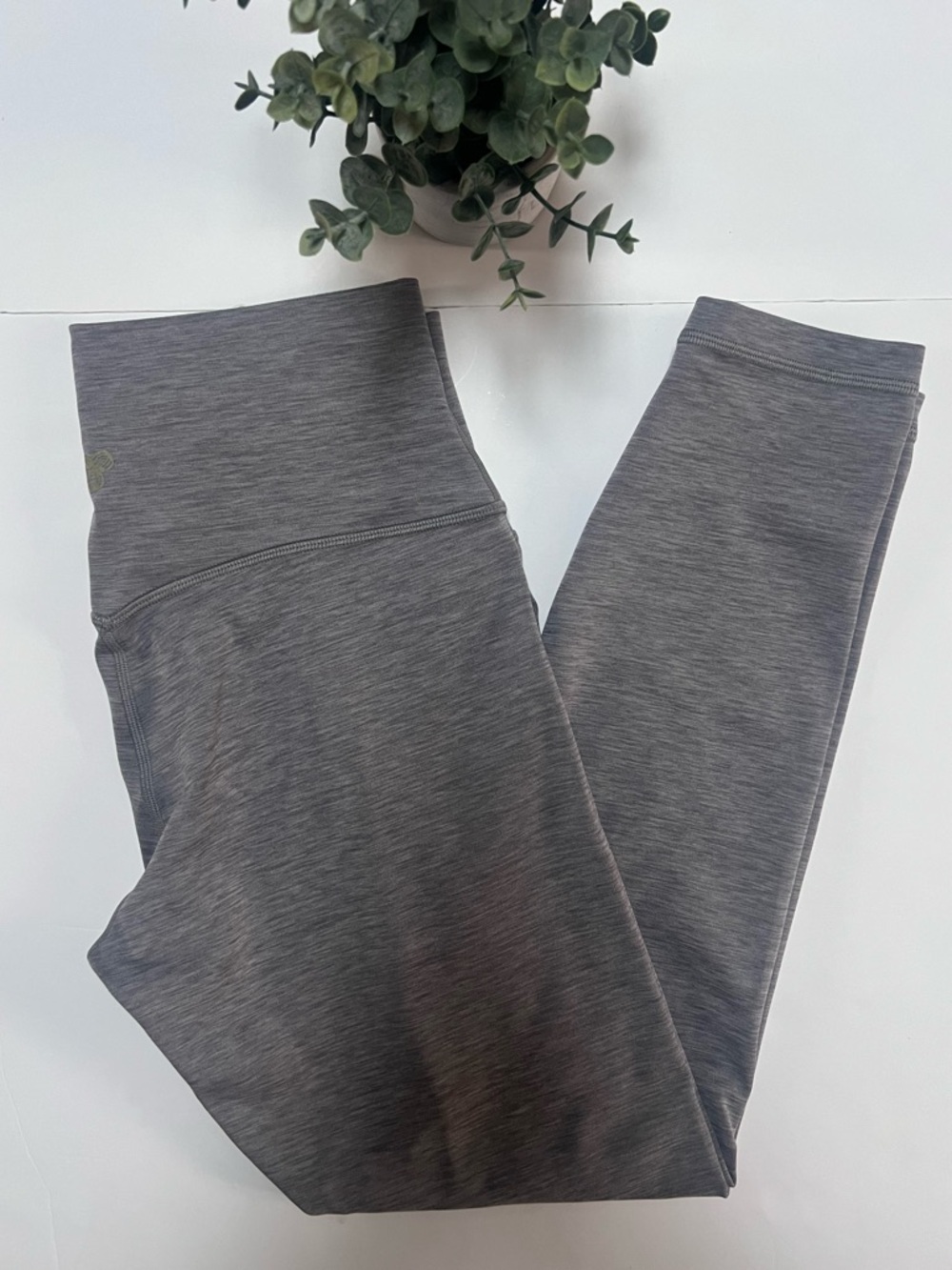 NWOT Aritzia TNA BUTTER Cheeky Hi-Rise
Legging Heathered Grey Size 10